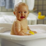 Купание новорожденного ребенка: что добавить в ванну