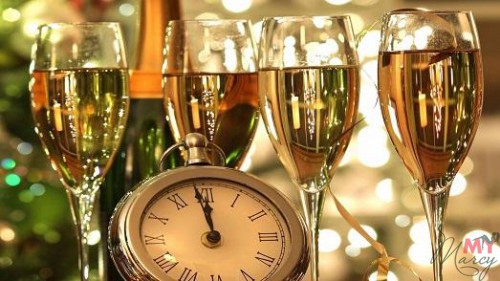 Бокалы с шампанским в новогоднюю ночь