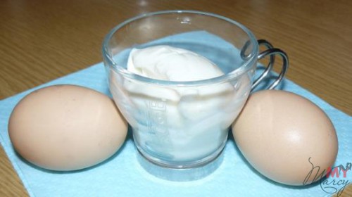 Сметана и пару яичных желтков – один из самых простых и действенных рецептов