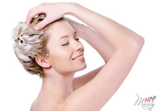 Выберите один-два рецепта масок и применяйте их регулярно, чтобы восстановить здоровье волос