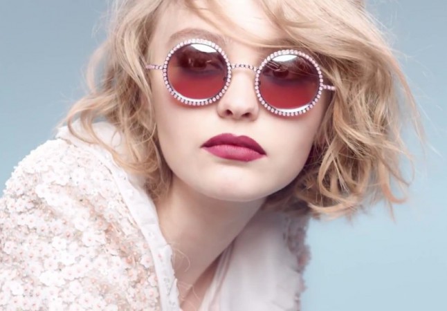 Лили-Роуз рекламирует очки Chanel