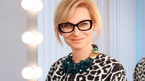 В последнее время Эвелина любит носить очки в чёрной броской оправе (фото: www.depo.ua)