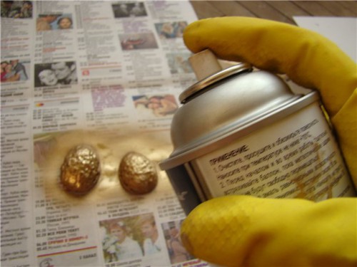 Возьмите неповреждённые половинки скорлупы грецких орехов, разложите на газете и покройте золотой краской с внешней стороны.