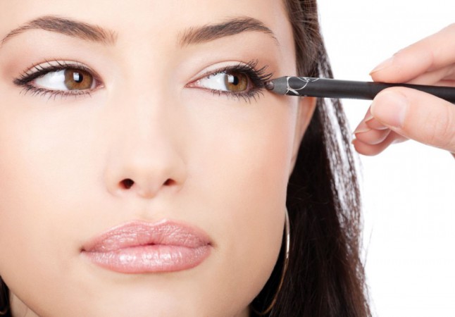 Некоторые приемы макияжа помогут в коррекции нависшего века