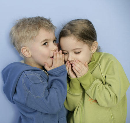 Девочки и мальчики интересуются различиями друг друга с самого раннего возраста (фото: kidsgid.ru)