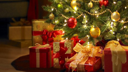 Новогодняя традиция — оставлять подарки под ёлочкой (фото: slawyanka.info)