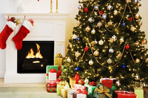 В сочельник можете развесить в доме чулки или новогодние сапожки для подарков (фото: bestfons.ru)