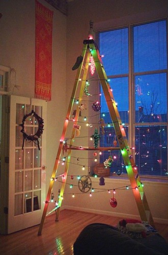 Складная стремянка в качестве новогодней елки (фото: nedesignbuild.com)