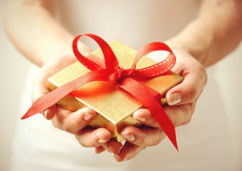 Каждый подарок, даже самый маленький, становится значимым даром, если ты вручаешь его с любовью (фото: money.usnews.com)