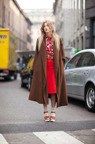 Модницы любят носить пальто оверсайз с обувью на высоком каблуке (фото:photo-bonus.ru)