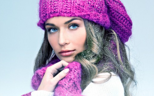 С вязаными шапками хорошо смотрятся длинные шарфы (фото: wallpaperscraft.ru)