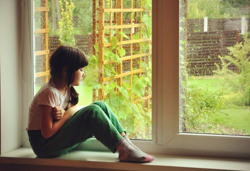 Не позволяйте ребенку чувствовать себя одиноким и бесполезным (фото: gazettehealth.net)