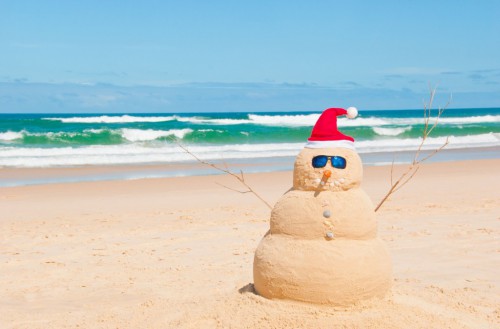 Для создания праздничной атмосферы можно слепить снеговика из песка (фото: www.bankoboev.ru)