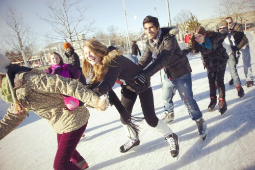 Зимние развлечения – отличная идея для новогоднего корпоратива (фото: erhsraider.org)