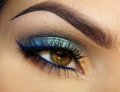 Для оливковых и светло-карих глаз подходят тени фиолетового и голубого цвета (фото: www.relaxon.net)