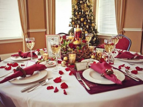 Элегантный новогодний стол, украшенный лепестками роз (фото: badris.com)