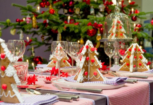 Сладости – не только удачный, но и вкусный декор новогоднего стола (фото: badris.com)