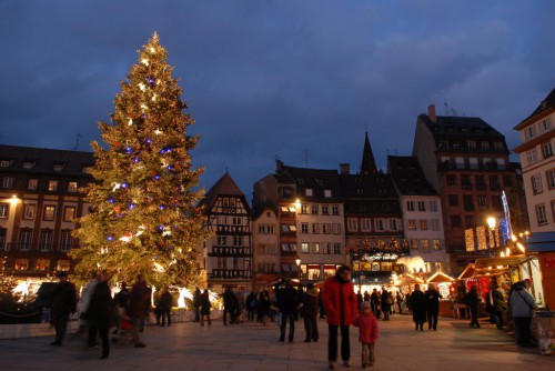 В Страсбурге проходит самый старинный рождественский базар во Франции (фото: noelstrasbourg)