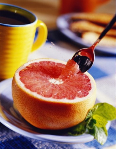 Грейпфрут известен как фрукт, способный сжигать жир (фото: pinme.ru)