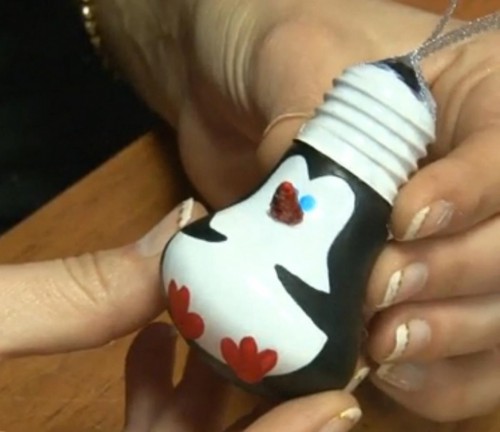 Игрушка на ёлку из лампочки — пингвинёнок (фото: www.happy-giraffe.ru)