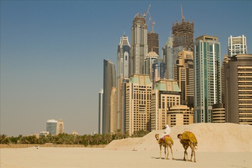 В Арабских Эмиратах небоскрёбы соседствуют с песчаными дюнами (фото: turts.ru)