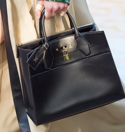 Теперь модно носить сумочку в руке (kupit-sumku.gq)