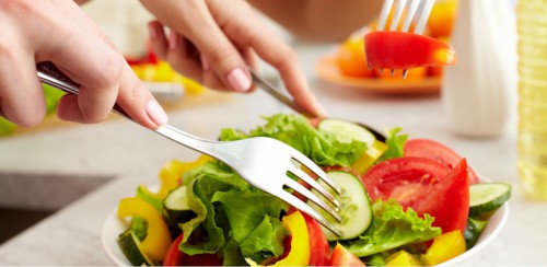 Чтобы попа была упругой, ешьте салаты из свежих овощей (фото: www.golos-omska.ru)