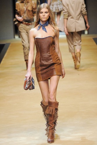 Ковбойские сапоги на шпильке стали хитом недавнего модного показа (фото: new-style-samara.ru)