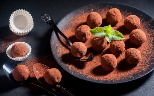 Домашние трюфели можно обкатать в какао-порошке или же в кокосовой стружке (фото: img3.goodfon.su)