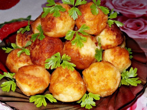 Побалуйте гостей картофельными шариками с креветками (фото: club-cooking.ru)