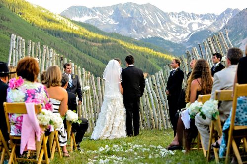 Летом можно провести свадьбу хоть в горах (фото: hubpages.com)