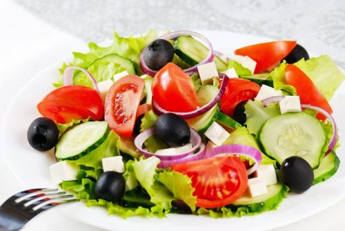 Греческий салат – полезное и красивое блюдо (фото: budwigcenter.com)