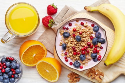 Завтрак может быть и вкусным, и полезным (фото: wiki-health.ru)