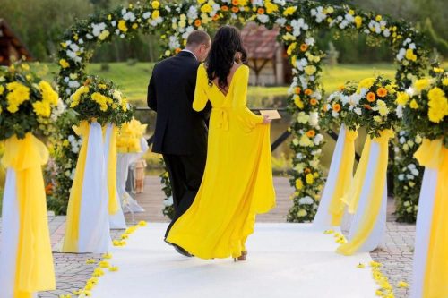 Цвет украшений может соответствовать цвету платья невесты (фото: olx.uz)
