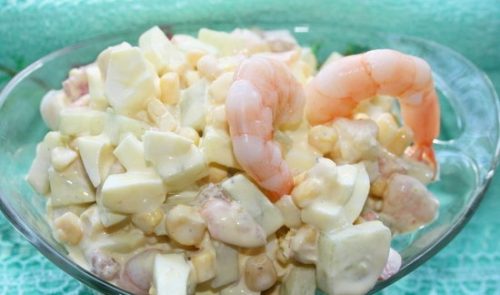 Легкий салат с креветками – то, что нужно для жаркого лета (фото: www.salaty.hope-recipes.ru)