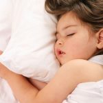 Сколько должен спать ребенок и как помочь ему уснуть