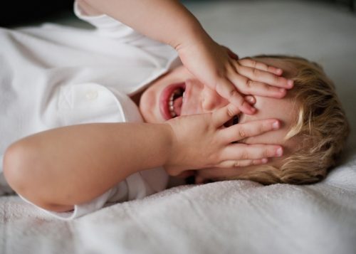 Сонный ребенок не спит не потому, что вредный, а потому, что не может уснуть (фото: beauly.ru)