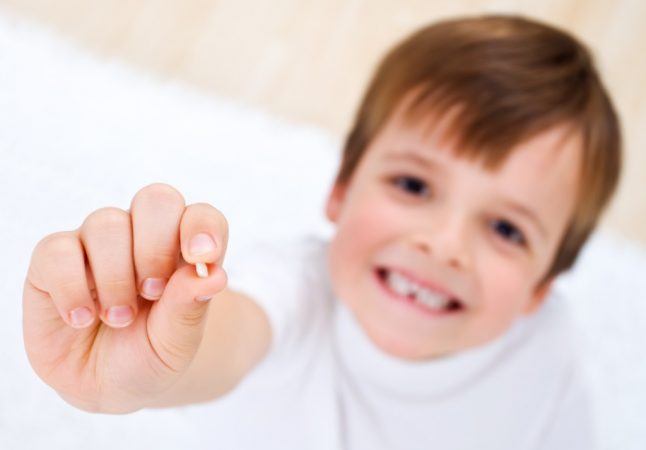 Для многих детей выпадение первого молочного зуба может стать захватывающим событием (фото: biologyinternational.org)