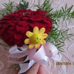 Яркая бутоньерка из живых цветов для подружки невесты