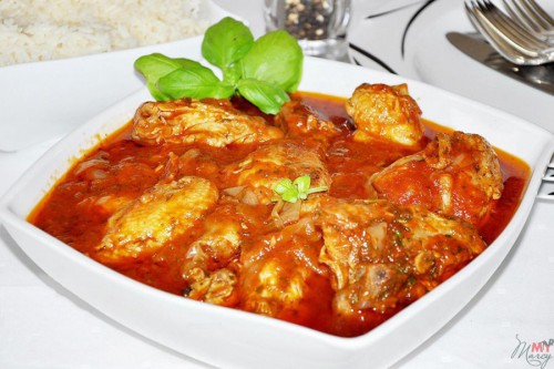Национальное грузинское блюдо «чахохбили» не что иное, как рагу, приготовленное из мяса птицы и овощей.