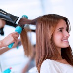 Какие 6 лучших салонных процедур для волос восстановят и добавят им объём