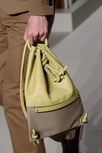 Удобный вариант – легкая мягкая сумка (www.pinterest.com)